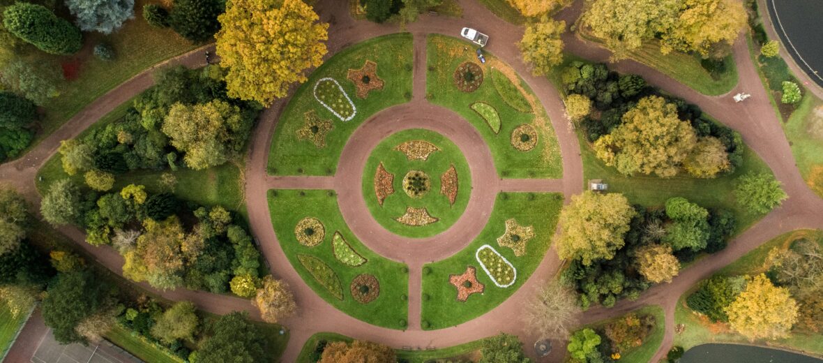 Bild zeigt eine grüne Landschaft mit einem Kreisverkehr aus Gras.