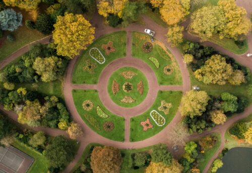 Bild zeigt eine grüne Landschaft mit einem Kreisverkehr aus Gras.
