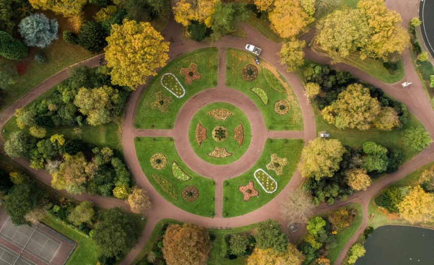 Bild zeigt eine grüne Landschaft mit einem Kreisverkehr aus Gras.