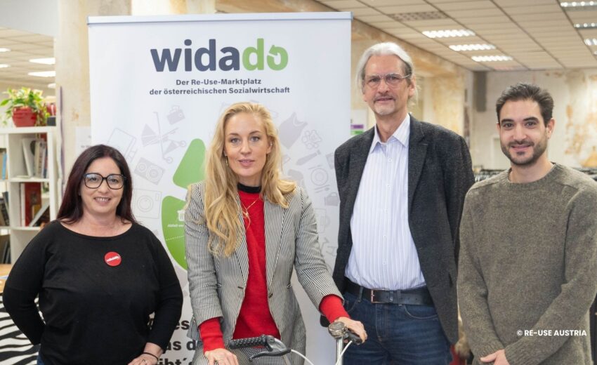 Bild zeigt Lilian Klebow und Matthias Neitsch vor Roll-Up von WIDADO, dem nachhaltigen Onlineshop