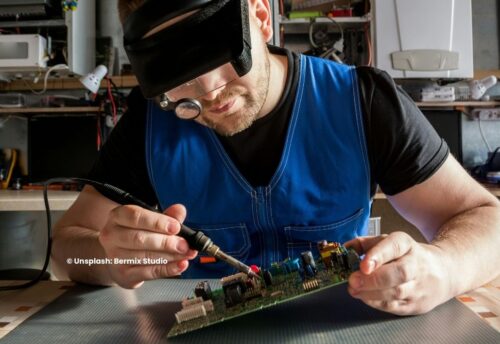 Bild zeigt Mann beim Reparieren einer Schaltplatte; (c) bermix studios on unsplash