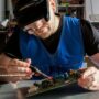 Bild zeigt Mann beim Reparieren einer Schaltplatte; (c) bermix studios on unsplash