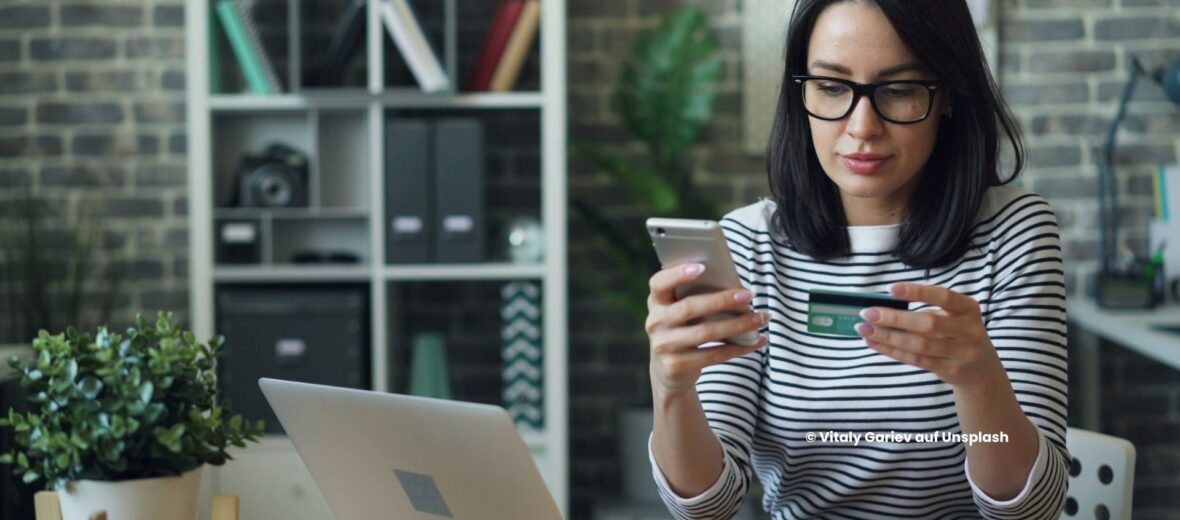 Frau beim Online-Shopping; Foto: (c) Vitaly Gariev auf Unsplash