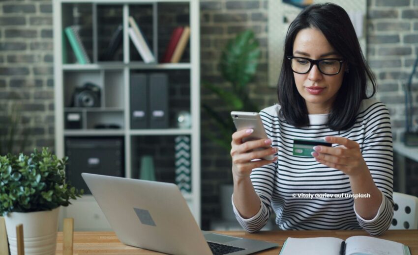 Frau beim Online-Shopping; Foto: (c) Vitaly Gariev auf Unsplash