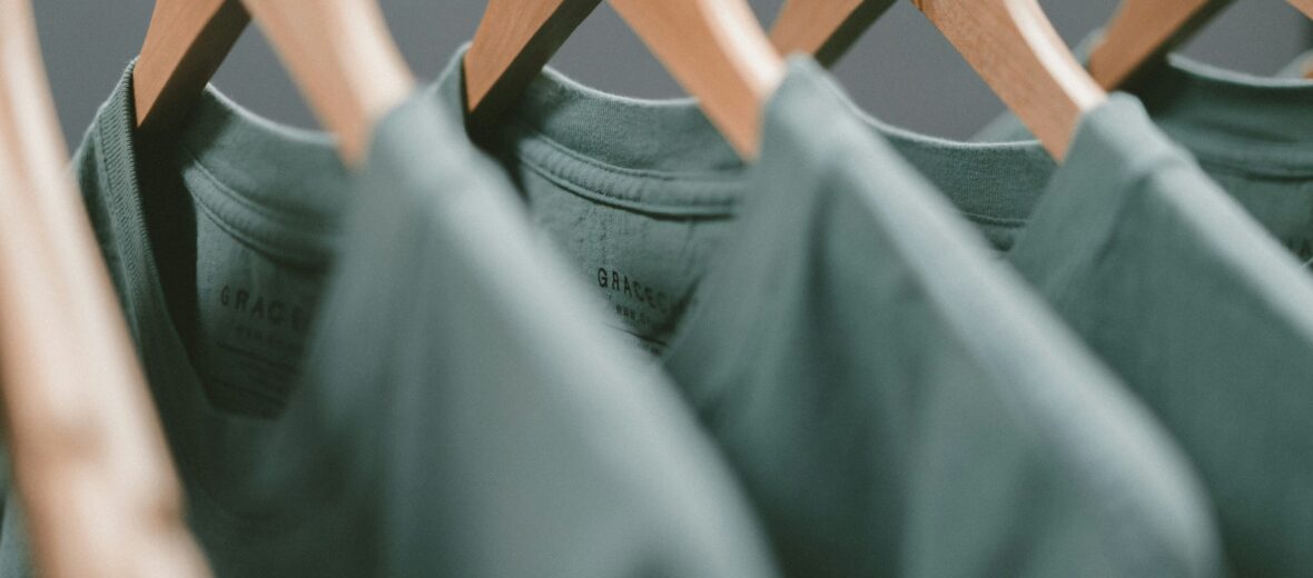 Foto zeigt mehrere grüne T-Shirts
