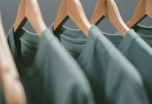 Foto zeigt mehrere grüne T-Shirts