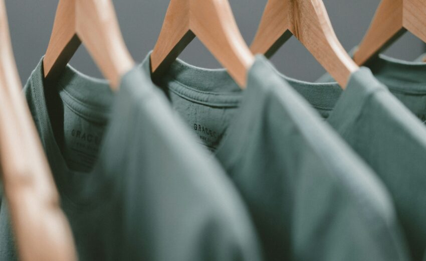 Foto zeigt mehrere grüne T-Shirts