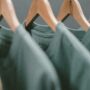 Foto zeigt mehrere grüne T-Shirts
