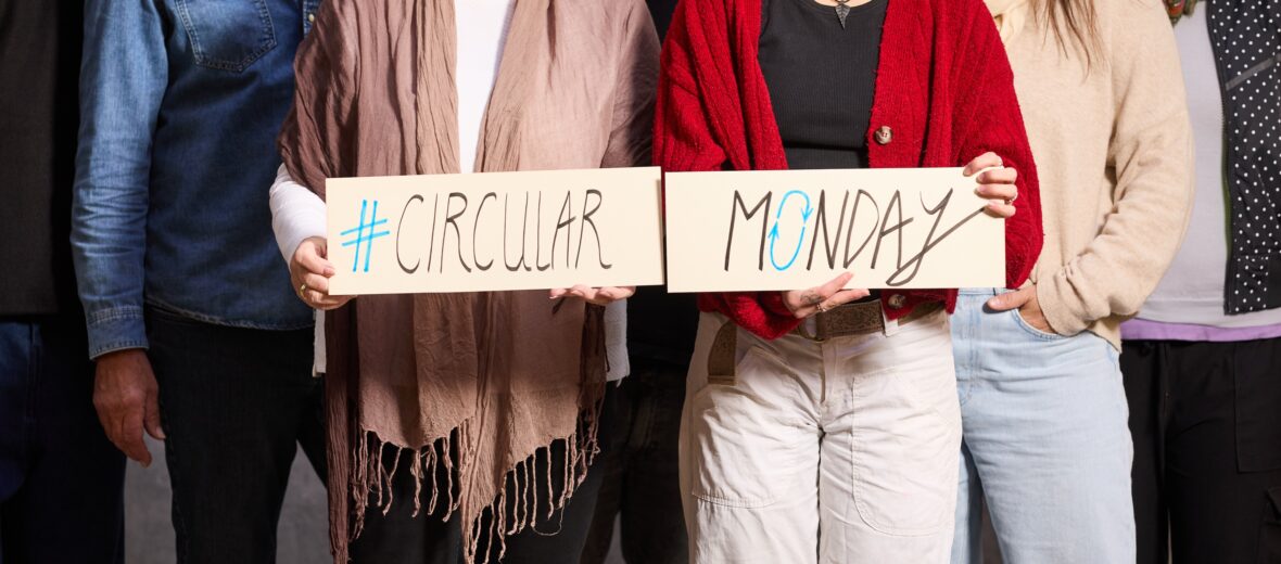 Mehrere Personen halten Schilder mit der Aufschrift "Circular Monday" in die Höhe. Copyright: Rupert Pessl