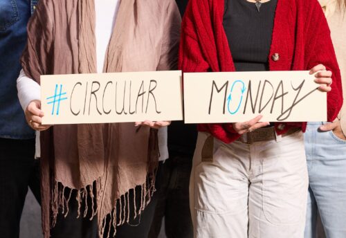 Mehrere Personen halten Schilder mit der Aufschrift "Circular Monday" in die Höhe. Copyright: Rupert Pessl