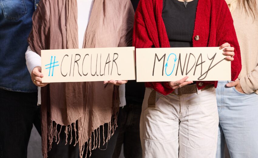 Mehrere Personen halten Schilder mit der Aufschrift "Circular Monday" in die Höhe. Copyright: Rupert Pessl
