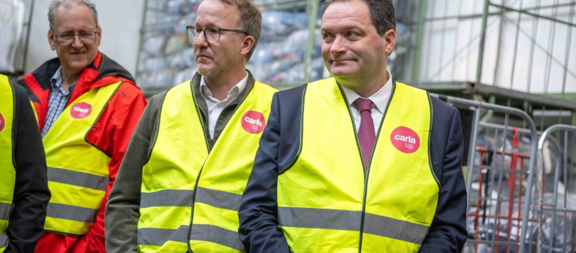 Norbert Totschnig zu Besuch im carla Tex Kleidersortierwerk. Foto: (c) Caritas Vorarlberg