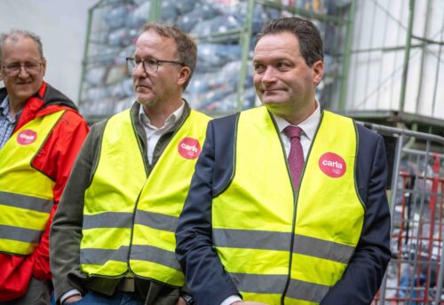 Norbert Totschnig zu Besuch im carla Tex Kleidersortierwerk. Foto: (c) Caritas Vorarlberg