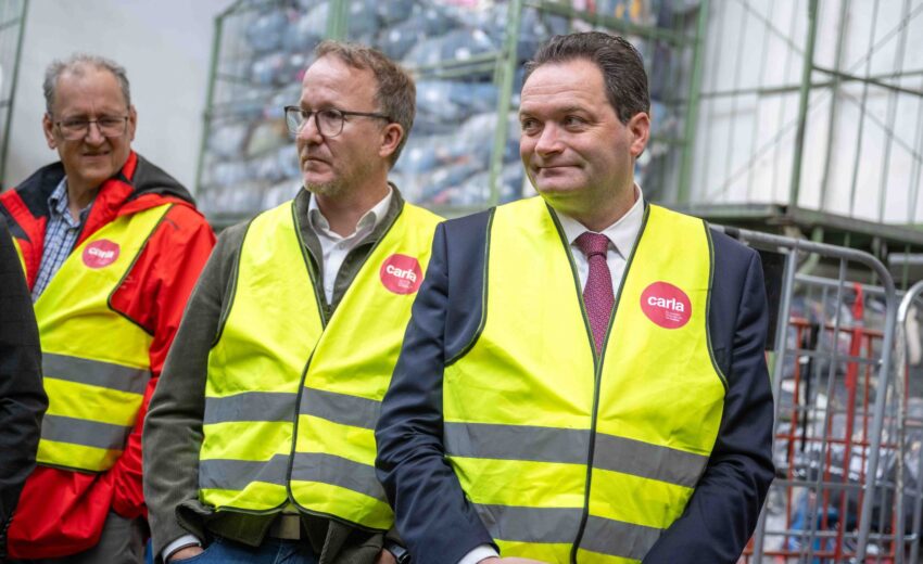 Norbert Totschnig zu Besuch im carla Tex Kleidersortierwerk. Foto: (c) Caritas Vorarlberg