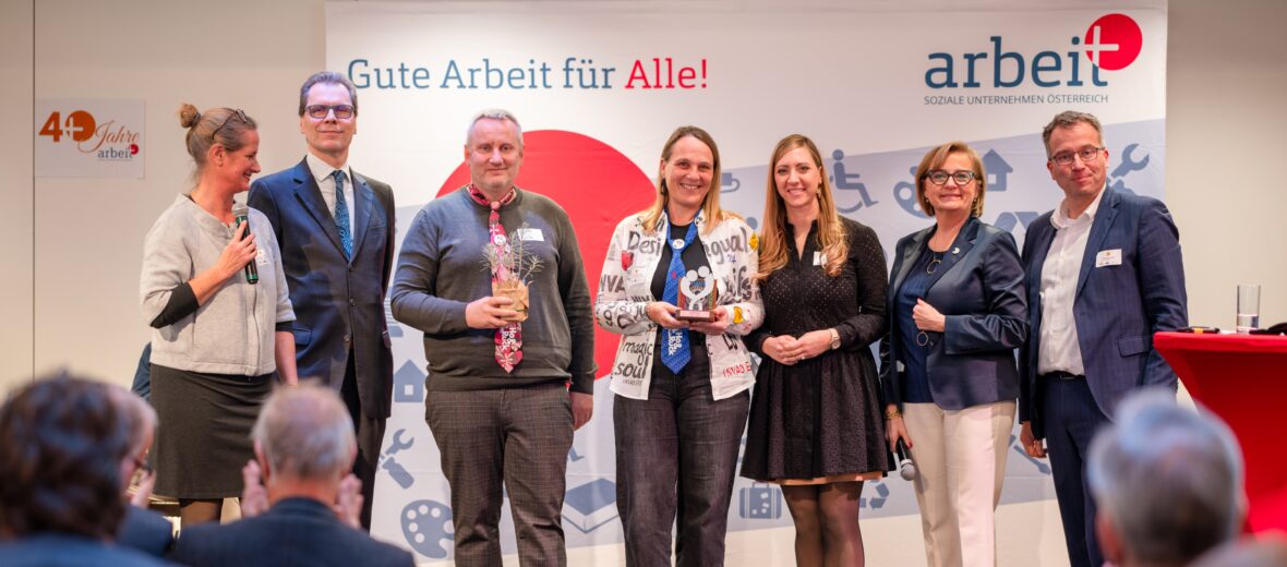 Bild zeigt Vertreter:innen von horuck bei der Preisverleihung des Gütesiegels für Soziale Unternehmen; Foto (c) arbeit plus