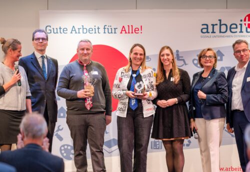 Bild zeigt Vertreter:innen von horuck bei der Preisverleihung des Gütesiegels für Soziale Unternehmen; Foto (c) arbeit plus