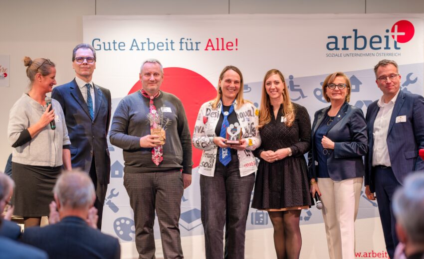 Bild zeigt Vertreter:innen von horuck bei der Preisverleihung des Gütesiegels für Soziale Unternehmen; Foto (c) arbeit plus