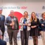 Bild zeigt Vertreter:innen von horuck bei der Preisverleihung des Gütesiegels für Soziale Unternehmen; Foto (c) arbeit plus