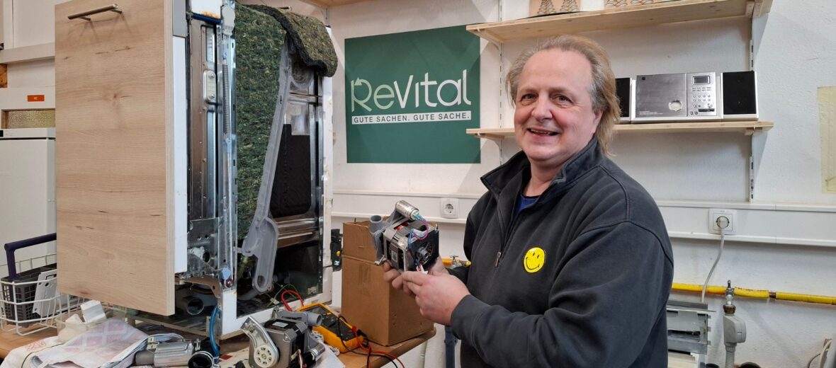 Bild zeigt wie ein Mann einen Geschirrspüler repariert. Foto: (c) Verein ALOM