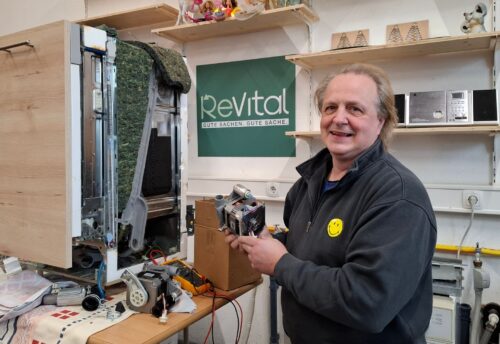 Bild zeigt wie ein Mann einen Geschirrspüler repariert. Foto: (c) Verein ALOM