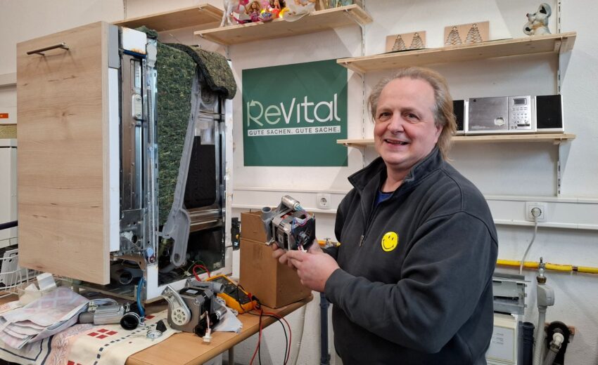 Bild zeigt wie ein Mann einen Geschirrspüler repariert. Foto: (c) Verein ALOM