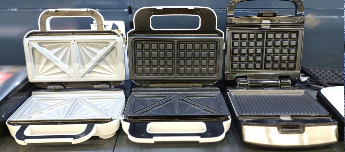 Bild zeigt drei geöffnete Waffeleisen; Foto (c) Rankingo auf Unsplash