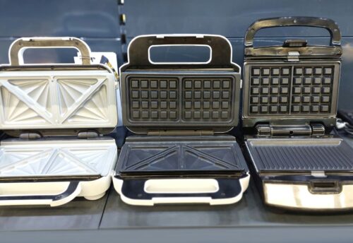 Bild zeigt drei geöffnete Waffeleisen; Foto (c) Rankingo auf Unsplash