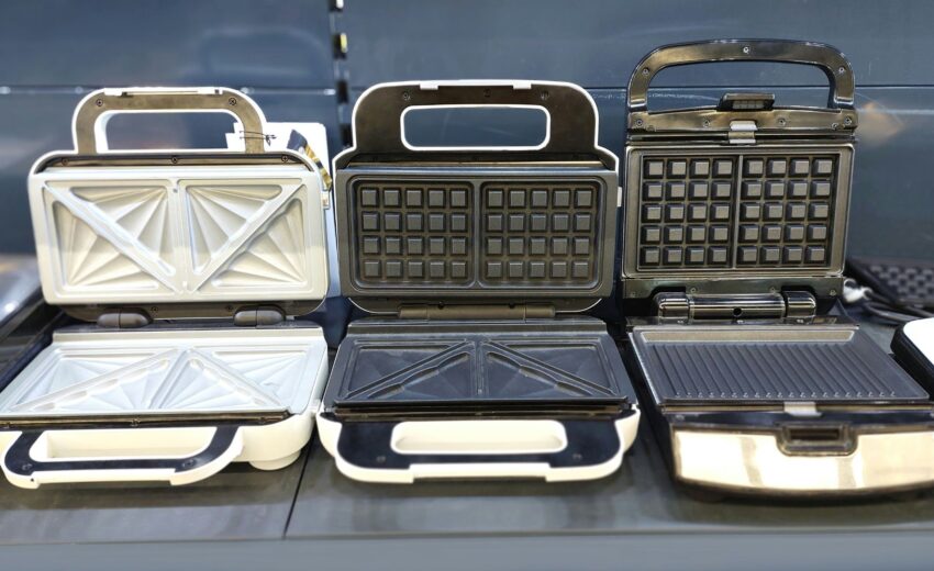 Bild zeigt drei geöffnete Waffeleisen; Foto (c) Rankingo auf Unsplash