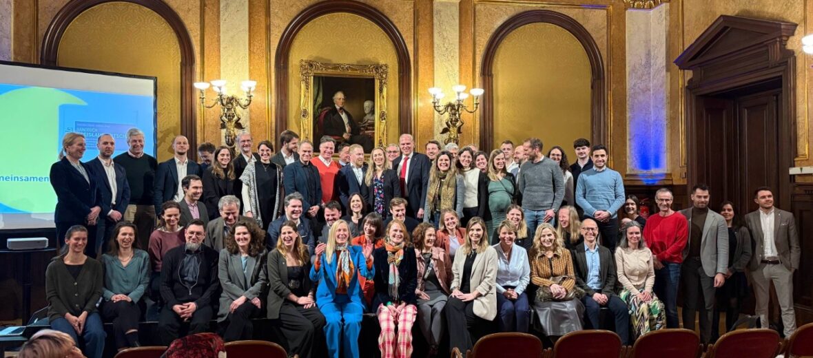 Gruppenfoto der Autor:innen und Herausgeber:innen des "Handbuchs Kreislaufwirtschaft" bei der Buchrpäsentation im Palais Eschenbach