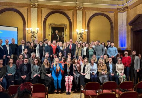 Gruppenfoto der Autor:innen und Herausgeber:innen des "Handbuchs Kreislaufwirtschaft" bei der Buchrpäsentation im Palais Eschenbach