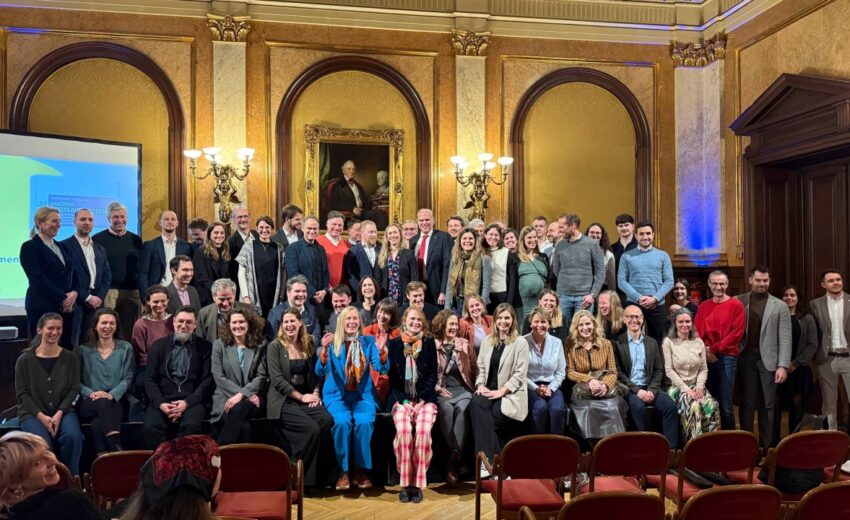 Gruppenfoto der Autor:innen und Herausgeber:innen des "Handbuchs Kreislaufwirtschaft" bei der Buchrpäsentation im Palais Eschenbach