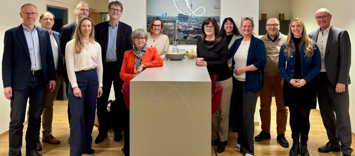 Gruppenfoto der Diskussionsrunde zum Thema "Zukunft der sozialwirtschaftlichen Textilsammlung" © arbeit plus Tirol