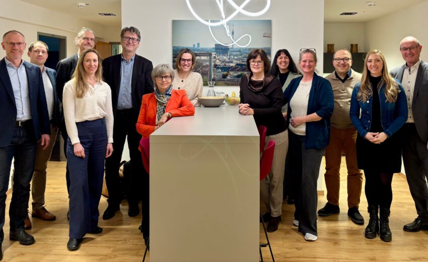 Gruppenfoto der Diskussionsrunde zum Thema "Zukunft der sozialwirtschaftlichen Textilsammlung" © arbeit plus Tirol