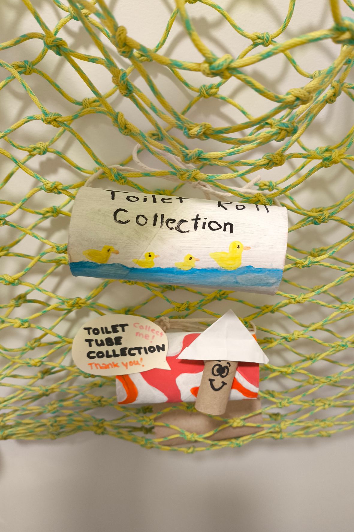 Bild zeigt ein Netz auf dem eine alte Toilettenpapierrolle mit der Aufschrift "Toilet Roll Collection" angebracht ist.