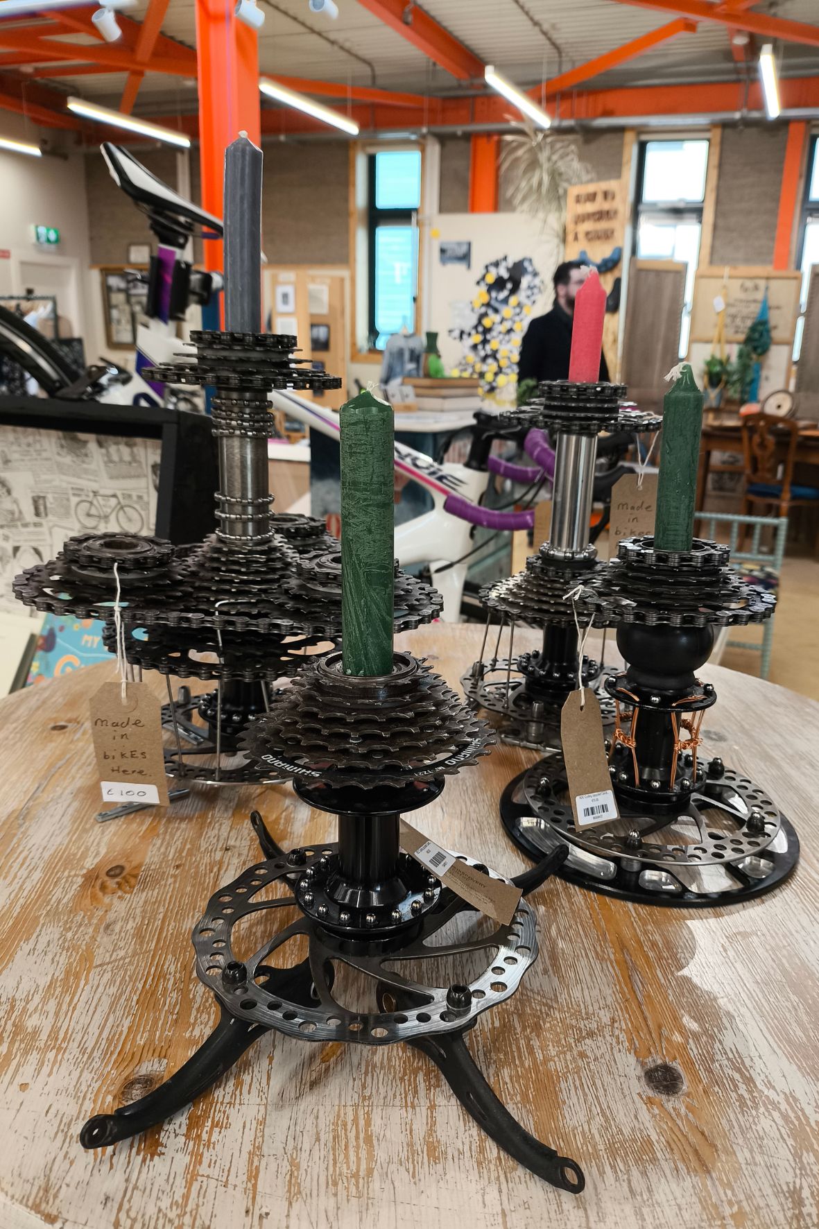 Bild zeigt mehrere Kerzenständer aus alten Fahrradketten.