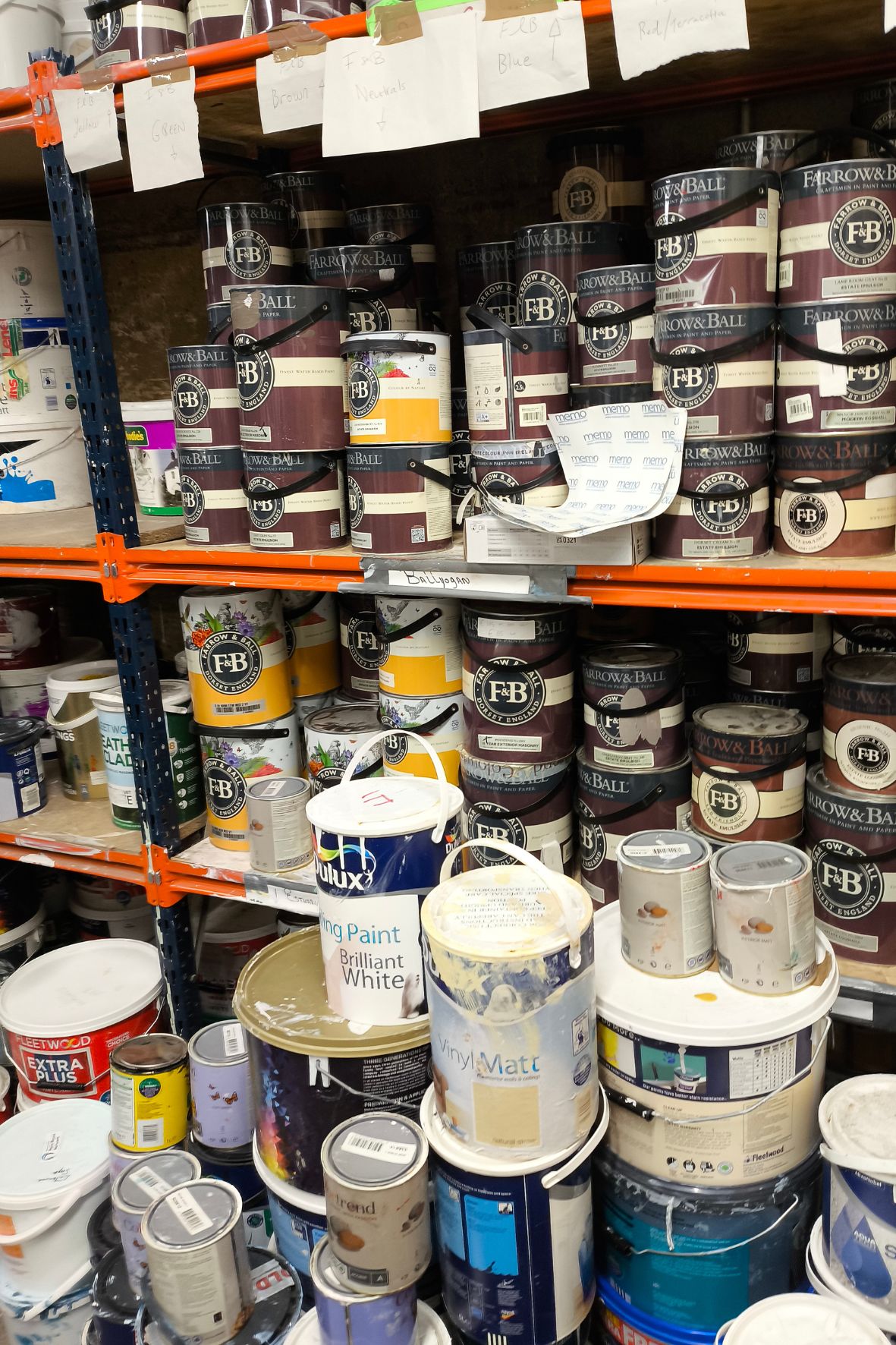 Bild zeigt mehrere alte Farbeimer.