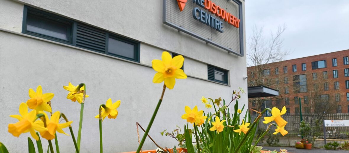 Bild zeigt Rediscovery Center in Dublin von außen, im Vordergrund ist ein Blumenbeet.
