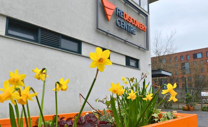 Bild zeigt Rediscovery Center in Dublin von außen, im Vordergrund ist ein Blumenbeet.