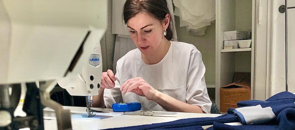 Bild zeigt Alina Dax in ihrem Schneideratelier an der Nähmaschine bei der Arbeit. (c) Schneideratelier Alina Dax