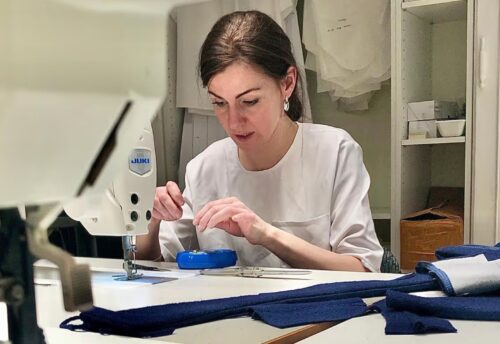 Bild zeigt Alina Dax in ihrem Schneideratelier an der Nähmaschine bei der Arbeit. (c) Schneideratelier Alina Dax