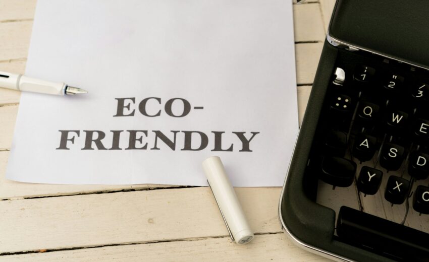 Bild zeigt Tastatur und Zettel mit der Aufschrift "eco-friendly"; (c) Markus Winkler auf Unsplash