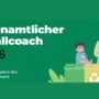 Grafik zeigt Comic: Mutter mit Kind vor verschiedenen Abfalleimern; Text "Ehrenamtlicher Abfallcoach 2026"